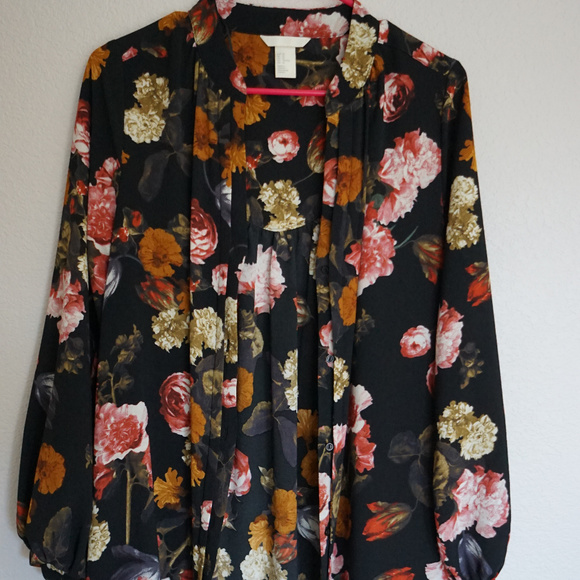 H&M Dresses & Skirts - H&M Floral Button Up Long Sleeve Dress w/ Pockets H&M Dresses & Skirts - H&M Floral Button Up Long Sleeve Dress w/ Pockets